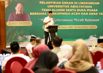 Plt. Sekda Aceh, M. Nasir S.IP, MPA, saat menyampaikan sambutan Gubernur Aceh pada Pelantikan Dekan di Lingkungan Universitas Abulyatama, Temu Alumni serta Buka Puasa bersama Forkopimda Aceh dan Anak Yatim, di Hotel Hermes Palace, Banda Aceh, Kamis, (20/3/2025).