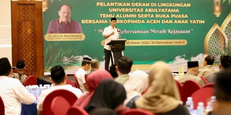 Plt. Sekda Aceh, M. Nasir S.IP, MPA, saat menyampaikan sambutan Gubernur Aceh pada Pelantikan Dekan di Lingkungan Universitas Abulyatama, Temu Alumni serta Buka Puasa bersama Forkopimda Aceh dan Anak Yatim, di Hotel Hermes Palace, Banda Aceh, Kamis, (20/3/2025).