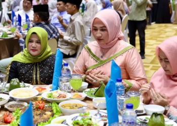 Ketua TP-PKK Aceh, Ny. Marlina Muzakir, saat menghadiri Temu Ramah dan Buka Puasa Bersama Pengurus TP-PKK, Posyandu, dan Pengurus Dekranasda se-Aceh Masa Bhakti 2025-2030, di Anjong Mon Mata, Banda Aceh, Senin, (24/3/2025).