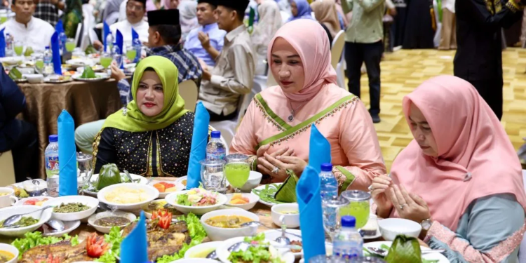 Ketua TP-PKK Aceh, Ny. Marlina Muzakir, saat menghadiri Temu Ramah dan Buka Puasa Bersama Pengurus TP-PKK, Posyandu, dan Pengurus Dekranasda se-Aceh Masa Bhakti 2025-2030, di Anjong Mon Mata, Banda Aceh, Senin, (24/3/2025).