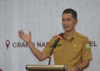 Plt. Sekda Aceh, M. Nasir, S.IP, MPA, saat memberikan sambutan sekaligus membuka Forum Konsultasi Publik terhadap Rancangan Awal Rencana Kerja Pemerintah Aceh (RKPA) Tahun 2026 di Hotel Grand Nanggroe, Banda Aceh, Selasa (25/3/2025).