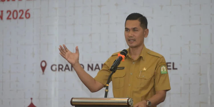 Plt. Sekda Aceh, M. Nasir, S.IP, MPA, saat memberikan sambutan sekaligus membuka Forum Konsultasi Publik terhadap Rancangan Awal Rencana Kerja Pemerintah Aceh (RKPA) Tahun 2026 di Hotel Grand Nanggroe, Banda Aceh, Selasa (25/3/2025).