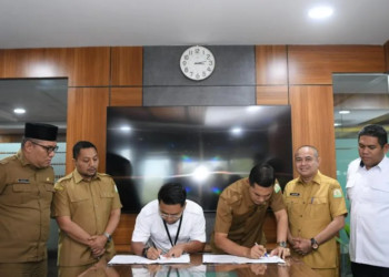 Plt. Sekda Aceh, M. Nasir S.IP, MPA, bersama Kepala Satuan Kerja Pelaksanaan Prasarana Permukiman Provinsi Aceh, Ir. Larap Kemayan Estu melakukan penandatanganan dokumen penyerahan sementara pengelolaan aset venue Kolam Renang Tirta Raya dari Balai Prasarana Permukiman Wilayah Aceh kepada Pemerintah Aceh, di Ruang Rapat Sekda Aceh, Banda Aceh, Senin (24/3/2025).