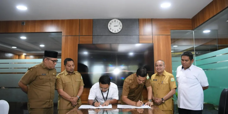 Plt. Sekda Aceh, M. Nasir S.IP, MPA, bersama Kepala Satuan Kerja Pelaksanaan Prasarana Permukiman Provinsi Aceh, Ir. Larap Kemayan Estu melakukan penandatanganan dokumen penyerahan sementara pengelolaan aset venue Kolam Renang Tirta Raya dari Balai Prasarana Permukiman Wilayah Aceh kepada Pemerintah Aceh, di Ruang Rapat Sekda Aceh, Banda Aceh, Senin (24/3/2025).