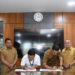 Plt. Sekda Aceh, M. Nasir S.IP, MPA, bersama Kepala Satuan Kerja Pelaksanaan Prasarana Permukiman Provinsi Aceh, Ir. Larap Kemayan Estu melakukan penandatanganan dokumen penyerahan sementara pengelolaan aset venue Kolam Renang Tirta Raya dari Balai Prasarana Permukiman Wilayah Aceh kepada Pemerintah Aceh, di Ruang Rapat Sekda Aceh, Banda Aceh, Senin (24/3/2025).