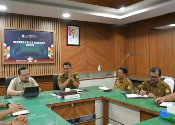 Plt. Sekda Aceh, M. Nasir S.IP, MPA, didampingi para Asisten Sekda Aceh, dan Kepala SKPA/Biro terkait saat menerima kunjungan kerja Staf Khusus Menteri Ekonomi Kreatif/Badan Ekonomi Kreatif RI, Rian Syaf, dalam rangka membahas Kerjasama dalam Pengembangan Ekonomi Kreatif di Aceh, di Ruang Rapat Sekda Aceh, Banda Aceh, Senin, (24/3/2025).