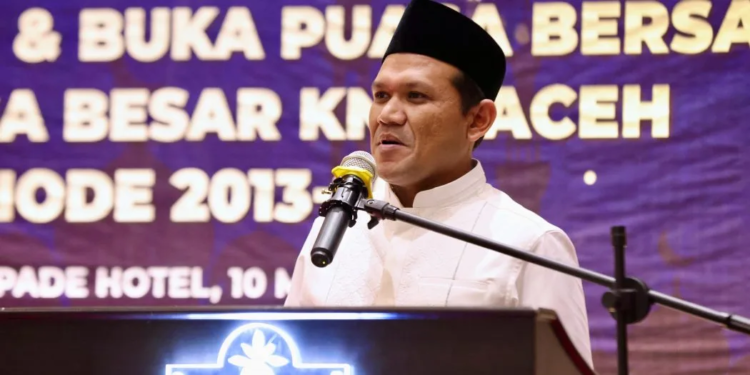 Wakil Gubernur Aceh, Fadhlullah, SE, saat menyampaikan sambutan pada acara Silaturrahmi dan Buka Puasa Bersama Keluarga Besar KNPI Aceh periode 2013-2016 di The Pade Hotel, Aceh Besar, Senin, (10/3/2025).