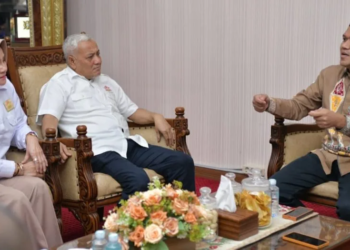 Wakil Gubernur Aceh, Fadhlullah, SE, saat menerima Silaturahmi dan Audiensi Ketua Kadin Aceh, Muhammad Iqbal beserta para pengurus di Rumah Dinas Wakil Gubernur Aceh, Banda Aceh, Rabu, (26/3/2025).