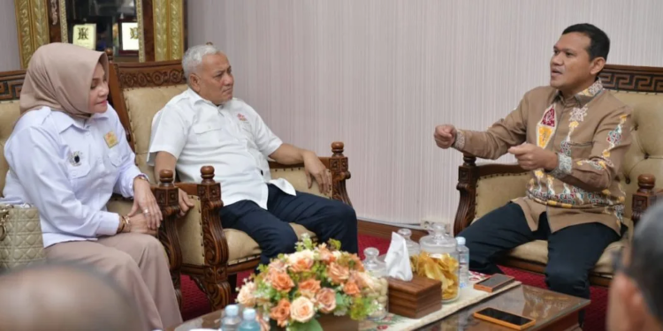 Wakil Gubernur Aceh, Fadhlullah, SE, saat menerima Silaturahmi dan Audiensi Ketua Kadin Aceh, Muhammad Iqbal beserta para pengurus di Rumah Dinas Wakil Gubernur Aceh, Banda Aceh, Rabu, (26/3/2025).