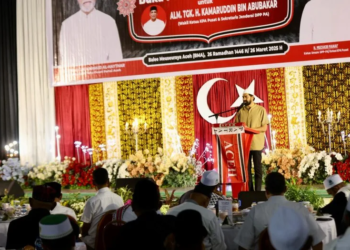 Gubernur Aceh, Muzakir Manaf, saat memberikan sambutan pada acara Buka Puasa Bersama dan Santunan Anak Yatim yang diselenggarakan oleh Dewan Pengurus Pusat (DPP) Partai Aceh di Balai Meuseraya Aceh, Banda Aceh, Rabu (26/3/2025).
