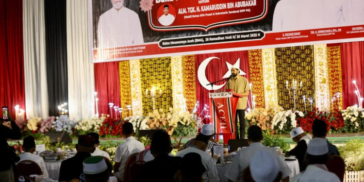Gubernur Aceh, Muzakir Manaf, saat memberikan sambutan pada acara Buka Puasa Bersama dan Santunan Anak Yatim yang diselenggarakan oleh Dewan Pengurus Pusat (DPP) Partai Aceh di Balai Meuseraya Aceh, Banda Aceh, Rabu (26/3/2025).