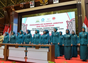 Ketua TP-PKK Aceh, Ny. Marlina Muzakir, saat mengambil Sumpah Jabatan dan Pelantikan Ketua TP-PKK, Pembina Posyandu dan Ketua Dekranasda Kabupaten/Kota se-Aceh Masa Bakti Tahun 2025-2030 di Anjong Mon Mata, Banda Aceh, Senin (24/3/2025).