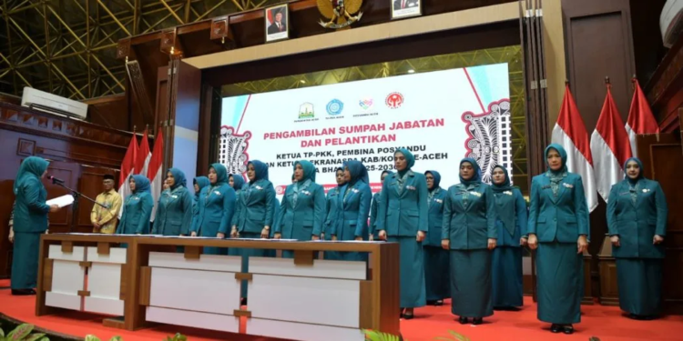 Ketua TP-PKK Aceh, Ny. Marlina Muzakir, saat mengambil Sumpah Jabatan dan Pelantikan Ketua TP-PKK, Pembina Posyandu dan Ketua Dekranasda Kabupaten/Kota se-Aceh Masa Bakti Tahun 2025-2030 di Anjong Mon Mata, Banda Aceh, Senin (24/3/2025).