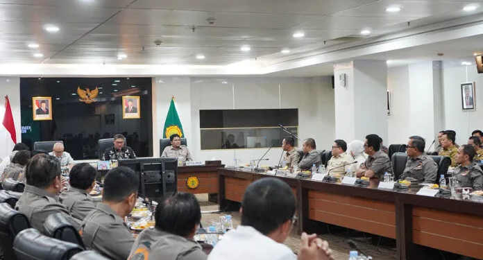 Sudaryono Dewan Pembina Tani Merdeka Indonesia yang juga Wakil Menteri Pertanian menerima silaturahmi Ketua Umum DPN Tani Merdeka Indonesia bersama pengurus di ruang pertemuan Kementerian Pertanian, pada Jumat 22 Agustus 2025.