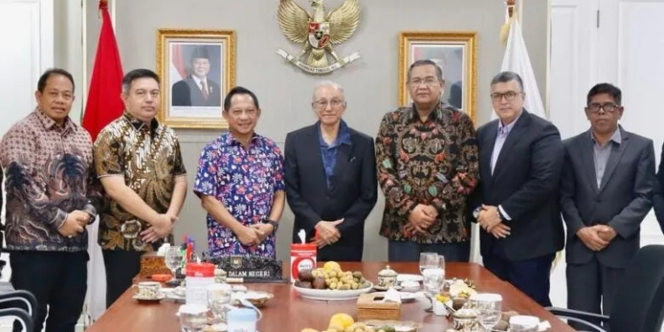 Pertemuan diakhiri dengan makan siang dan sesi foto bersama