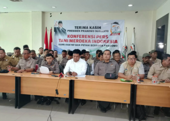 Don Muzakir Ketua Umum DPN Tani Merdeka Indonesia (baju putih) sedang menggelar konferensi pers di Jakarta pada Minggu 31 Agustus 2025.