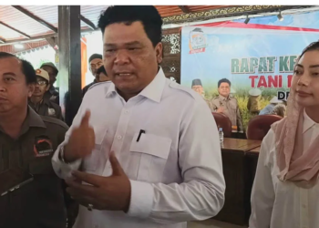 Don Muzakir Ketua Umum DPN Tani Merdeka Indonesia (tengah)