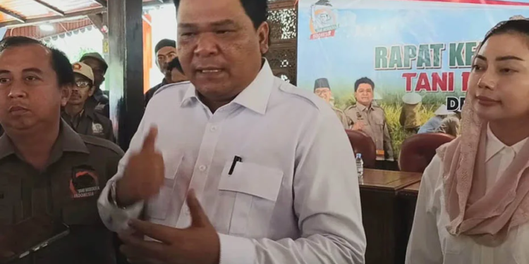 Don Muzakir Ketua Umum DPN Tani Merdeka Indonesia (tengah)