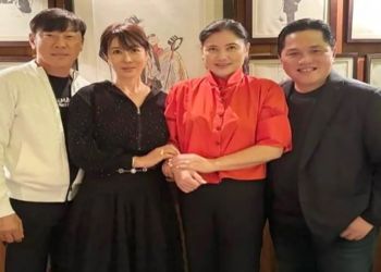 Erick Thohir bersama Shin Tae-yong bersama istri menikmati makan malam Jumat (24/5/2024). Shin Tae-yong memberikan 3 kode siap kembali latih Timnas Indonesia. (@erickthohir)