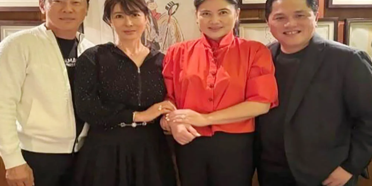 Erick Thohir bersama Shin Tae-yong bersama istri menikmati makan malam Jumat (24/5/2024). Shin Tae-yong memberikan 3 kode siap kembali latih Timnas Indonesia. (@erickthohir)