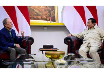 Presiden Prabowo Subianto (kanan) menerima kunjungan miliarder ternama, sekaligus pendiri Bloomberg L.P, Michael Bloomberg dan delegasi di Istana Kepresidenan, Jakarta, Selasa (18/11/2025)