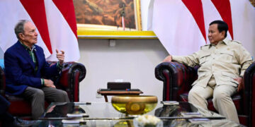 Presiden Prabowo Subianto (kanan) menerima kunjungan miliarder ternama, sekaligus pendiri Bloomberg L.P, Michael Bloomberg dan delegasi di Istana Kepresidenan, Jakarta, Selasa (18/11/2025)