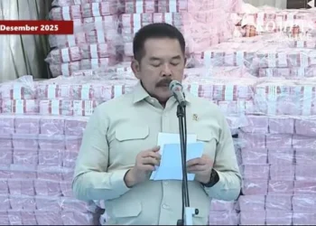 Jaksa Agung Serahkan Uang Rp6,6 Triliun kepada Pemerintah, Disaksikan Prabowo SubiantoJaksa Agung Serahkan Uang Rp6,6 Triliun kepada Pemerintah, Disaksikan Prabowo Subianto