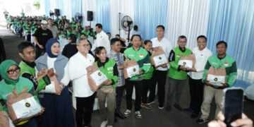 Bulog dan Kemenko Bagikan 900 Paket Pangan Murah ke Komunitas Ojek Online