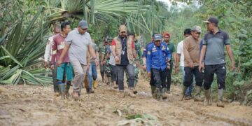 Jalur Lintas Aceh Timur – Langsa Pulih, Bantuan Logistik Tembus Pedalaman Aceh Timur via Sungai dan Udara