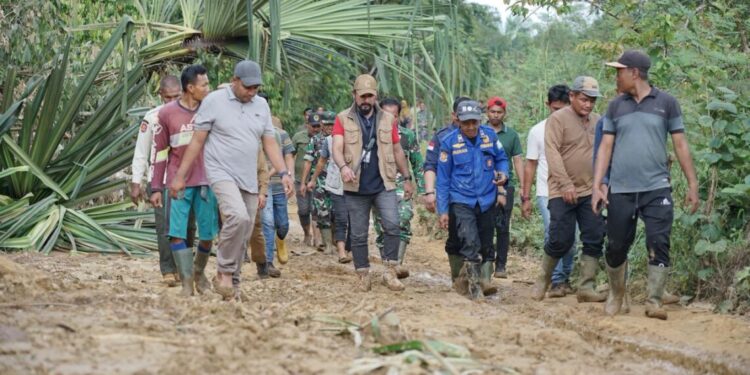 Jalur Lintas Aceh Timur – Langsa Pulih, Bantuan Logistik Tembus Pedalaman Aceh Timur via Sungai dan Udara