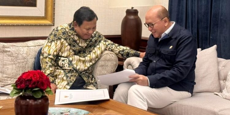 Presiden Prabowo Subianto menerima Menteri Investasi dan Hilirisasi sekaligus Kepala Badan Pengelola Investasi Daya Anagata Nusantara (BPI Danantara), Rosan Perkasa Roeslani, di kediaman pribadinya, Kertanegara, Jakarta, pada Sabtu malam, 27 Desember 2025. (Foto: BPMI Setpres)