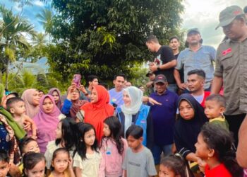 Bunda Salma Terobos Lumpur Salurkan Bantuan Banjir di Matang Kuli