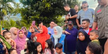 Bunda Salma Terobos Lumpur Salurkan Bantuan Banjir di Matang Kuli