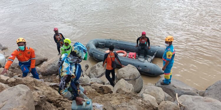 Tim SAR Gabungan dan PT Mifa Melaboh Lakukan Penyisiran Korban Banjir di Bireuen