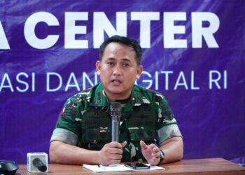 Takarir: Asisten Teritorial Kodam Iskandar Muda, Kolonel Inf Fransisco, (kanan) saat konferensi pers di Pusat Informasi dan Media Center Penanggulangan Bencana Aceh Kemkomdigi di Kantor Gubernur Aceh, Banda Aceh. Kamis (11/12/2025). (Foto: Hendra Gunawan/Dit. KPM Kemkomdigi)