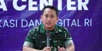 Takarir: Asisten Teritorial Kodam Iskandar Muda, Kolonel Inf Fransisco, (kanan) saat konferensi pers di Pusat Informasi dan Media Center Penanggulangan Bencana Aceh Kemkomdigi di Kantor Gubernur Aceh, Banda Aceh. Kamis (11/12/2025). (Foto: Hendra Gunawan/Dit. KPM Kemkomdigi)