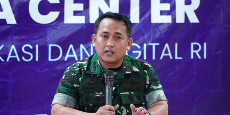 Takarir: Asisten Teritorial Kodam Iskandar Muda, Kolonel Inf Fransisco, (kanan) saat konferensi pers di Pusat Informasi dan Media Center Penanggulangan Bencana Aceh Kemkomdigi di Kantor Gubernur Aceh, Banda Aceh. Kamis (11/12/2025). (Foto: Hendra Gunawan/Dit. KPM Kemkomdigi)