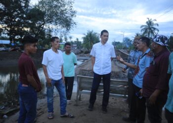 Sekda Aceh Tinjau dan Salurkan Bantuan Logistik di Posko Pengungsian di Aceh Utara