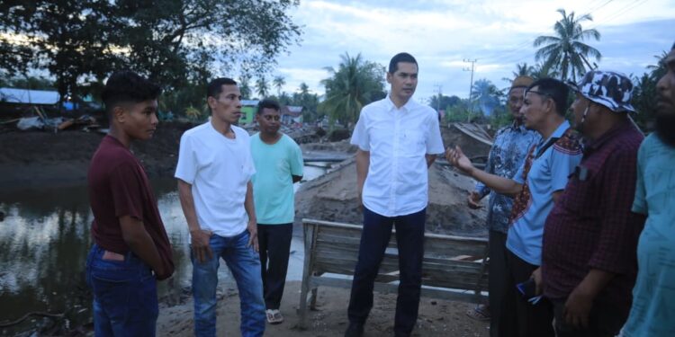 Sekda Aceh Tinjau dan Salurkan Bantuan Logistik di Posko Pengungsian di Aceh Utara