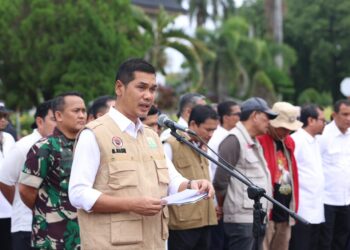 1. Sekretaris Daerah Aceh M. Nasir, yang juga Ketua Posko Penanganan Bencana Hidrometeorologi Aceh, menyampaikan amanat saat Apel Pelepasan Relawan ASN Pemerintah Aceh di Lapangan Kantor Gubernur Aceh, Banda Aceh, Minggu (28/12/2025).