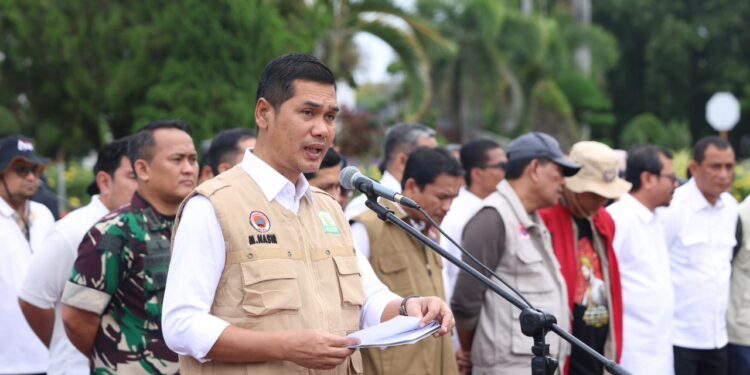 1. Sekretaris Daerah Aceh M. Nasir, yang juga Ketua Posko Penanganan Bencana Hidrometeorologi Aceh, menyampaikan amanat saat Apel Pelepasan Relawan ASN Pemerintah Aceh di Lapangan Kantor Gubernur Aceh, Banda Aceh, Minggu (28/12/2025).