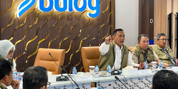 Direktur Utama Perum Bulog Ahmad Rizal Ramdhani (tengah) memimpin Rapat Kerja Nasional bersama seluruh jajaran bertajuk Evaluasi Kinerja 2025 dan Rencana Kerja 2026 di Jakarta, Minggu (11/1/2026).