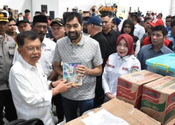 Gubernur Aceh Terima Bantuan Kemanusiaan PMI Nasional yang Diserahkan Langsung oleh Jusuf Kalla Aceh Utara