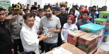 Gubernur Aceh Terima Bantuan Kemanusiaan PMI Nasional yang Diserahkan Langsung oleh Jusuf Kalla Aceh Utara