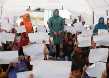 Tinjau Sekolah Darurat, Kak Na : Jaga Semangat Belajar Anak-Anak Kita