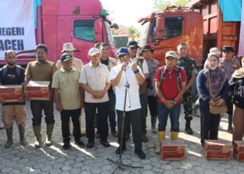 Wakil Gubernur Aceh, H. Fadhlullah, mendampingi Menteri Dalam Negeri RI, Jenderal Polisi (Purn.) Prof. Drs. H. Muhammad Tito Karnavian, MA, Ph.D, saat menyerahkan bantuan logistik secara simbolis untuk korban bencana hidrometeorologi, di Kab. Aceh Tamiang, Minggu (11/1/2026).