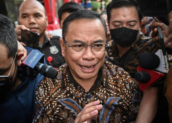 KPK melakukan OTT terhadap Bupati Pati Sudewo dan tujuh orang lainnya terkait dugaan suap jual beli jabatan.