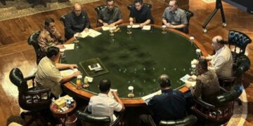 Presiden RI Prabowo Subianto memimpin rapat terbatas yang membahas penguatan transformasi industri di sektor tekstil hingga chip otomotif di kediamannya kawasan Hambalang, Kabupaten Bogor, Jawa Barat, Minggu (11/1/2026).