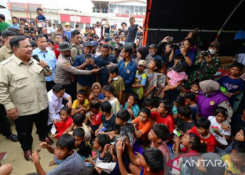 Presiden Prabowo Subianto menyapa para pengungsi di Kabupaten Aceh Tamiang, Provinsi Aceh. (Foto: Antara)