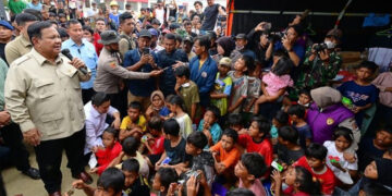 Presiden Prabowo Subianto menyapa para pengungsi di Kabupaten Aceh Tamiang, Provinsi Aceh. (Foto: Antara)